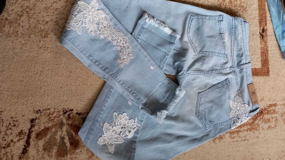 Дънки с  дантела