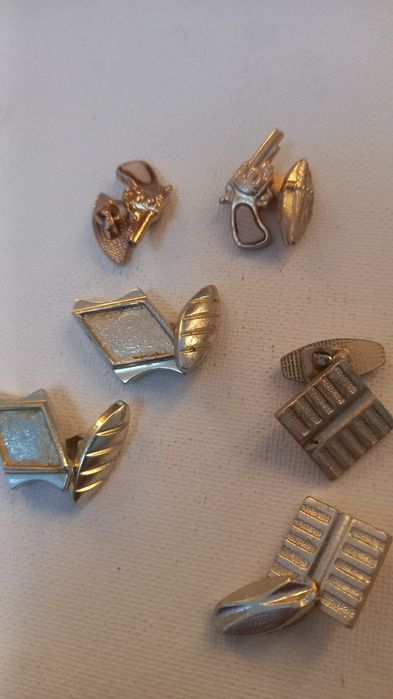 Butoni modernisti pentru camasa