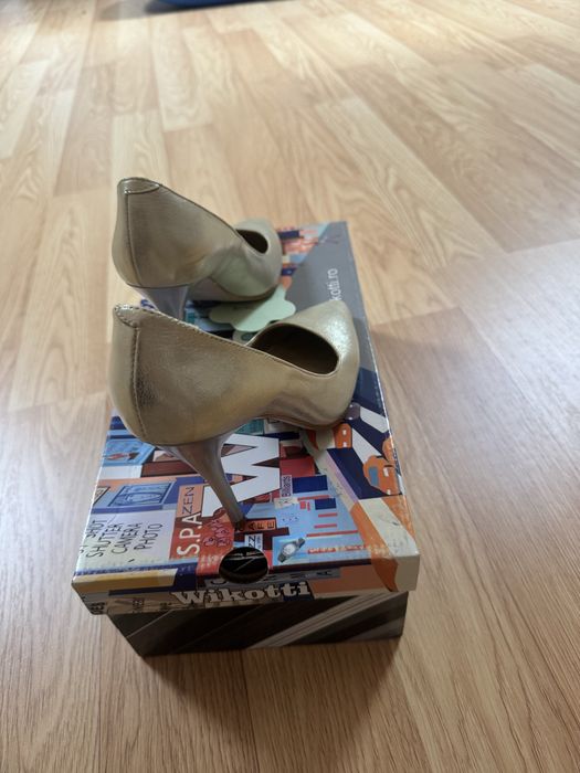 Pantofi stiletto din piele, culoare aurie, marime 35