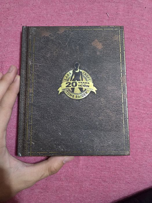 Vând joc Rise of The Tomb Raider ediție specială cu artbook pentru ps4