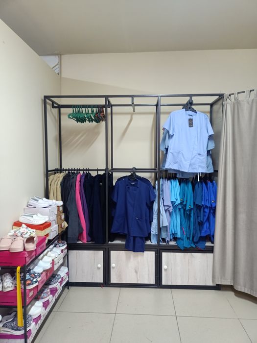 Стеллажи для продажи в бутик