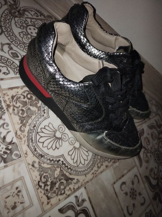 Продам кроссовки пьер карден