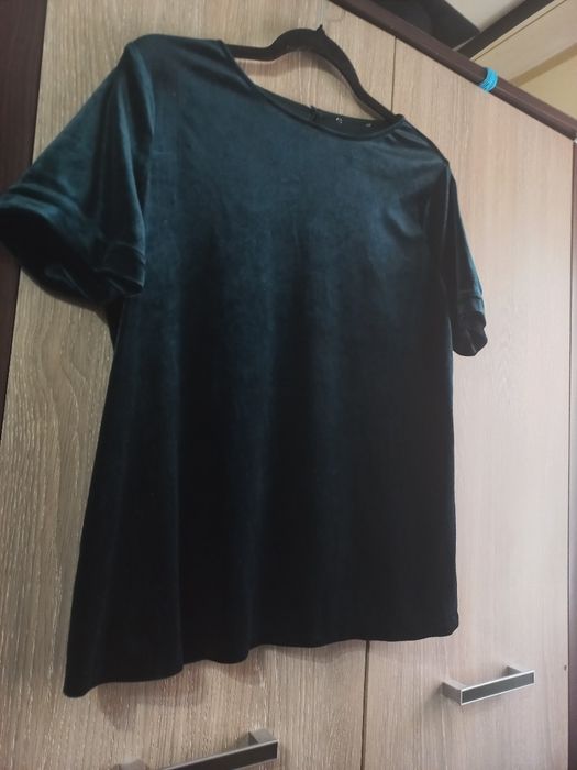 Bluza verde închis din catifea lucioasa, perfectă pentru seară.