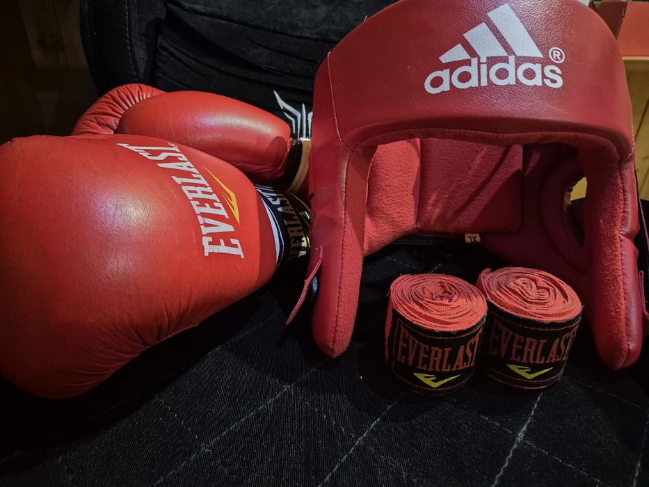 Перчатки,шлем,бинты для бокса