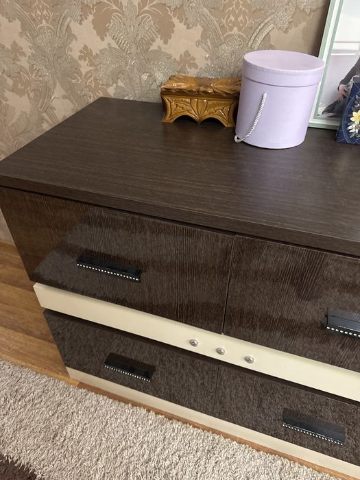 Продам комод, зеркало и тумбы