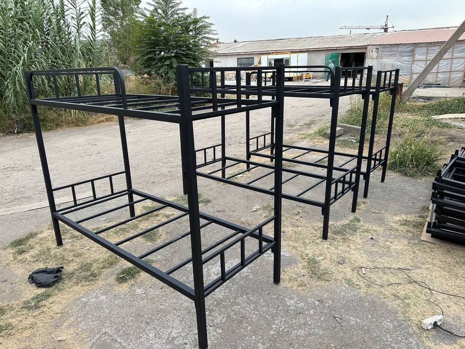 Металлическая кровать двух ярусов.