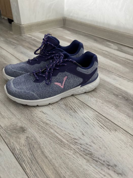 Продам женские кроссовки