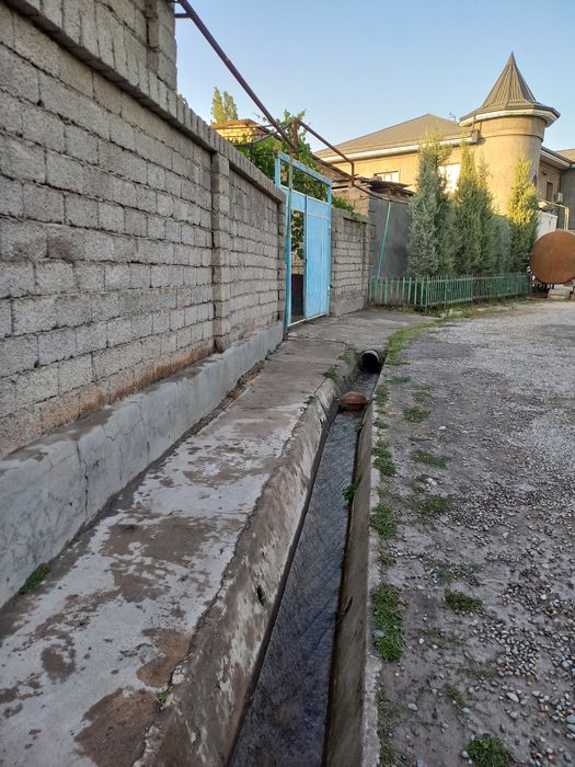 Uy sotiladi Qibray uzumzor mahallasida