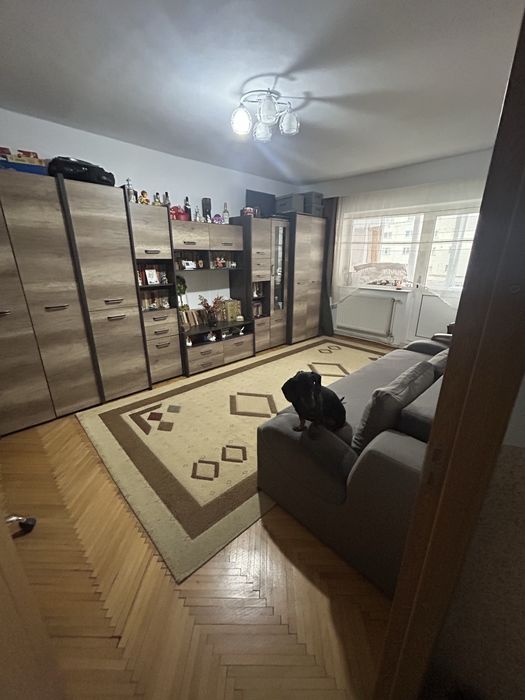 Vând apartament Bl Traian