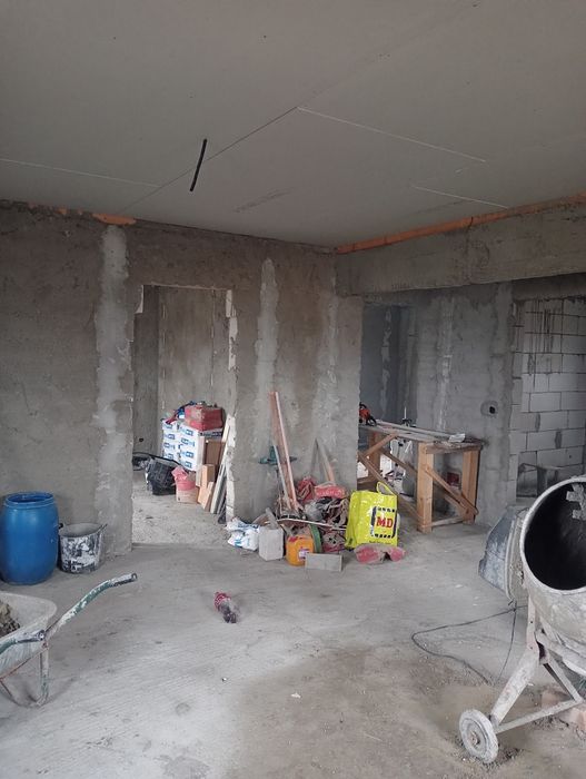 Casa la roșu de vânzare