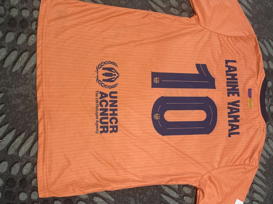 Тениска на Барселона Lamine Yamal 10 по изчисления е оригинална