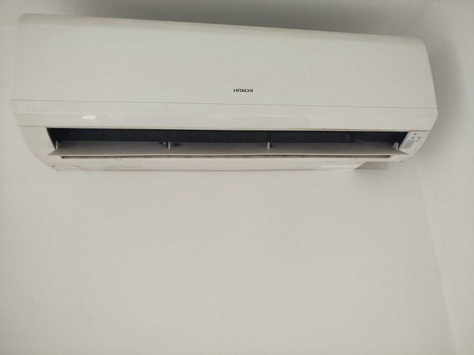 Продавам климатик Hitachi