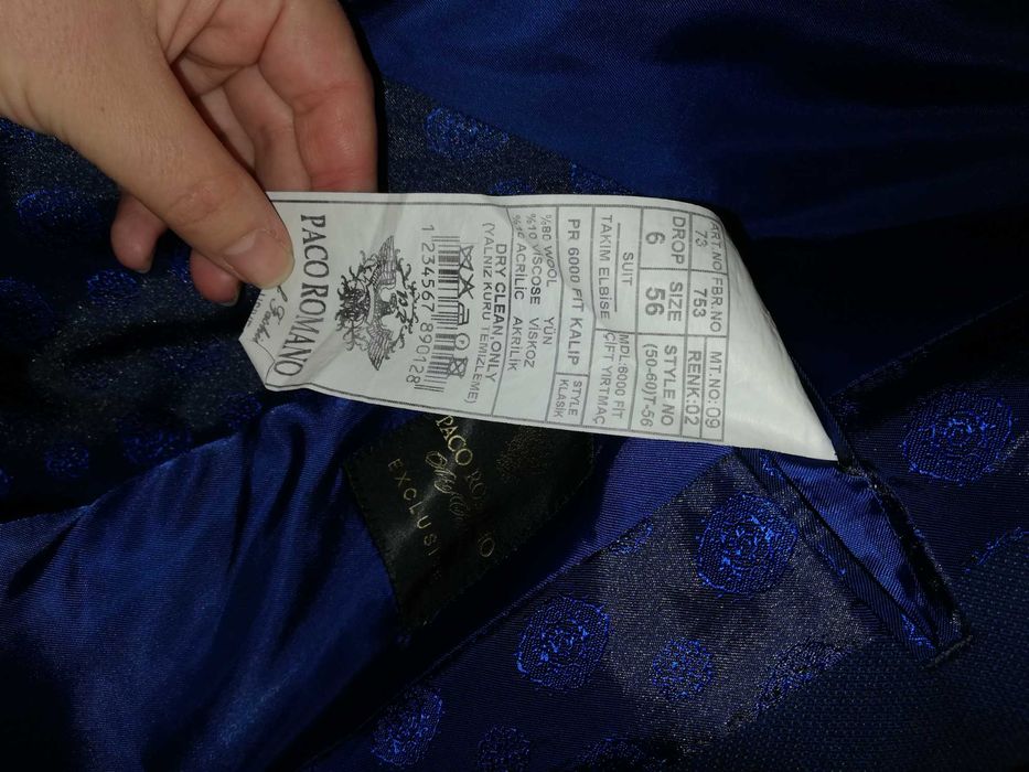 XL. Елегантен мъжки, тъмно син костюм с елек и риза