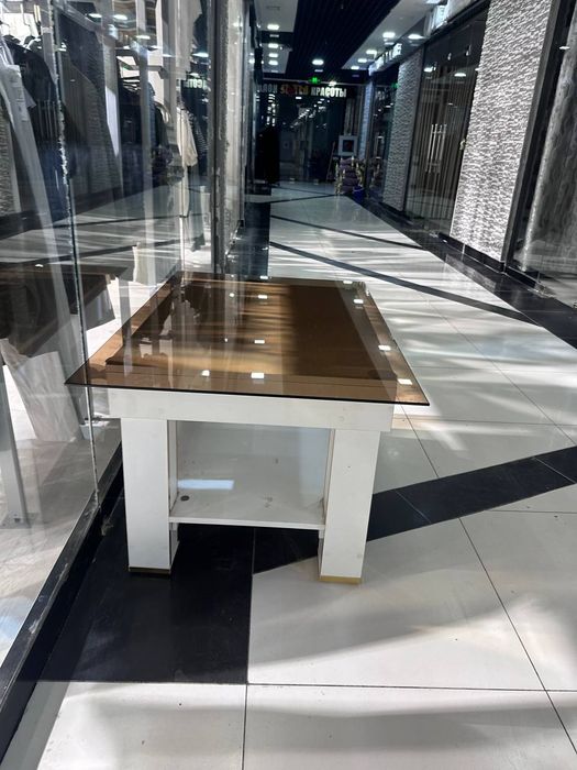 стеклянный стол из дерева