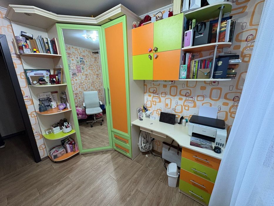 Продам шкаф угловой, полочки, стол