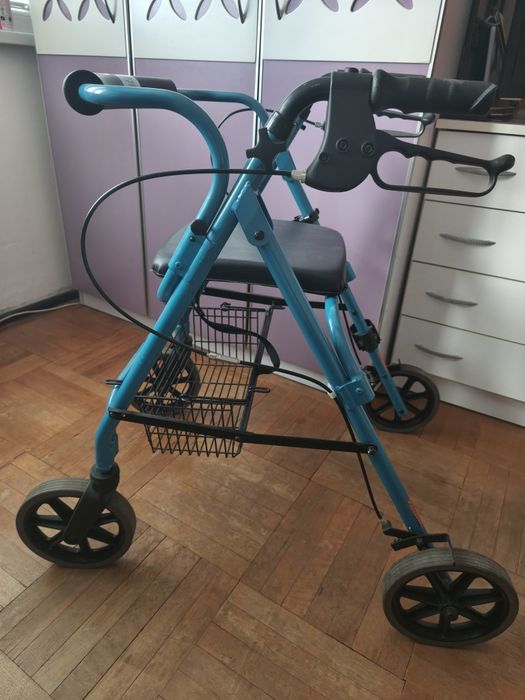 Стол за инвалиди/трудноподвижни хора с подарък