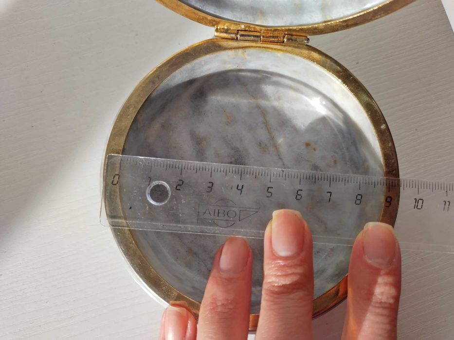 Мраморна кръгла кутия