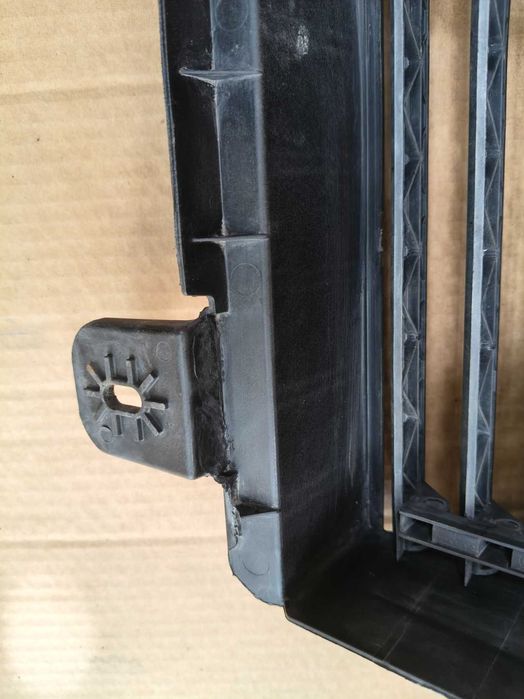 Grila activa / Volet aer radiatoare Dacia Duster 2 2018-2023 cod 214f63070R