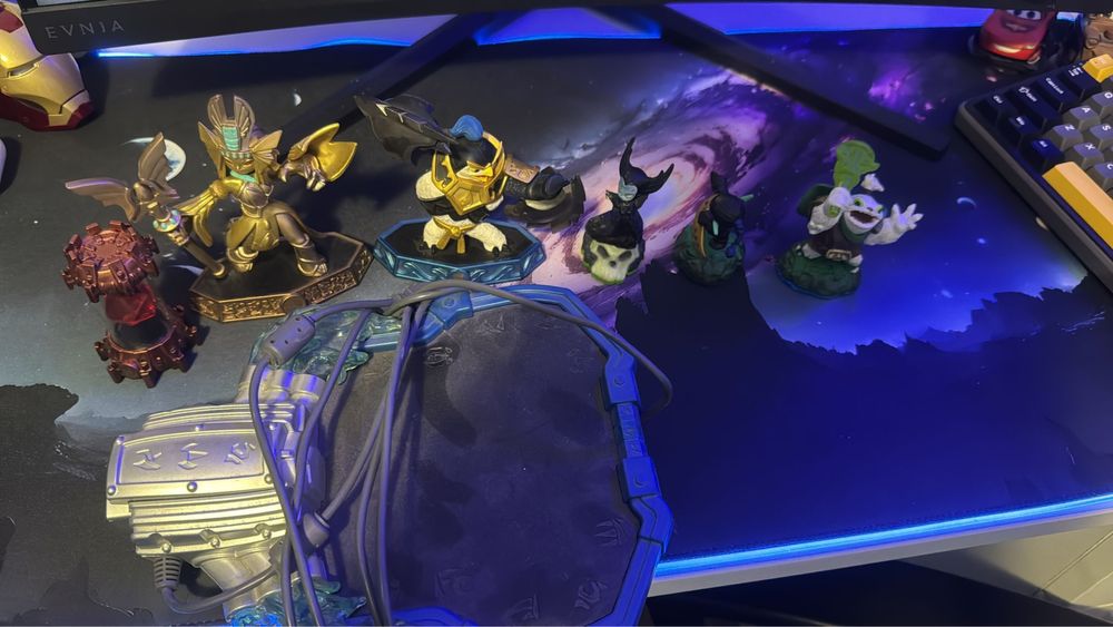 Vând joc Skylanders (joc rar)pentru PS4 + 7 figurine + portal!