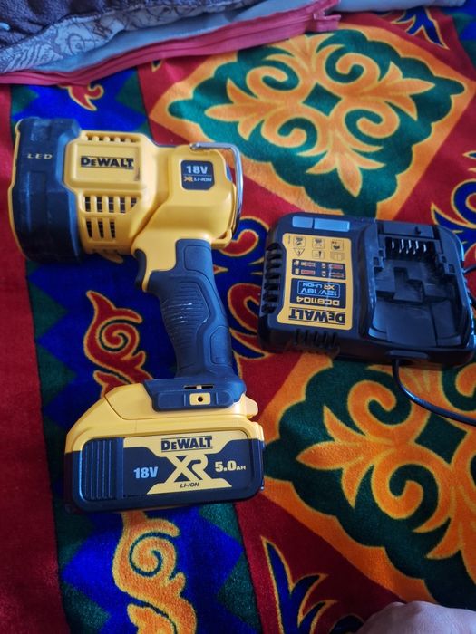 Фонарик  Dewalt оргинал
