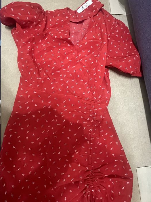 красное легкое платье с мелкими белыми горошинами