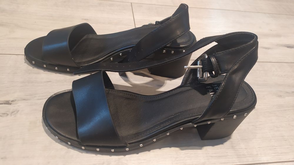 Модерни сандали 38