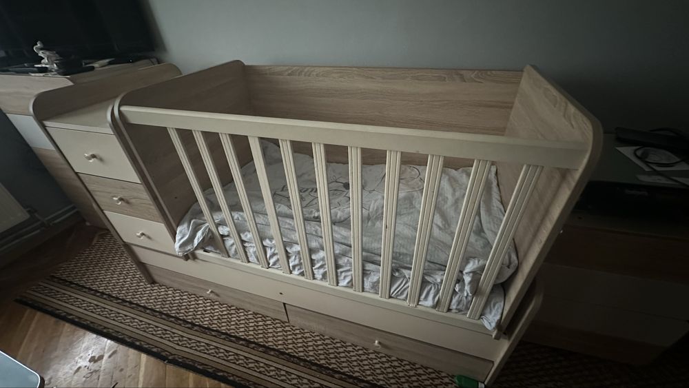 Детска кошара с люлеещ механизъм