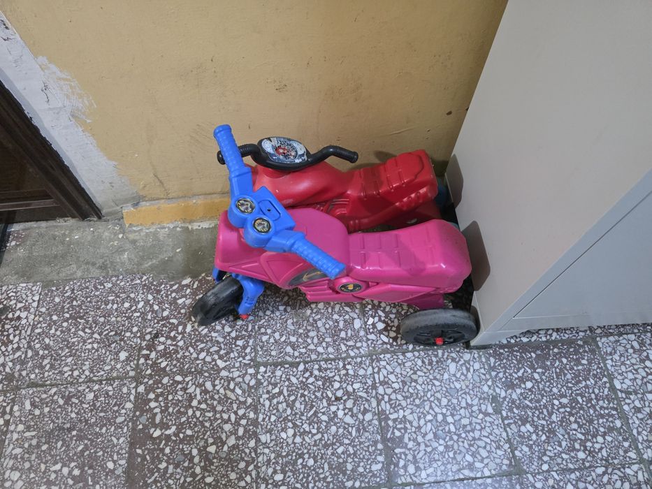 Motoreta de plastic pentru copii