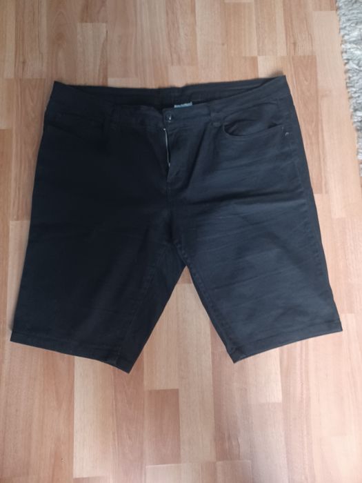 Pantaloni scurți