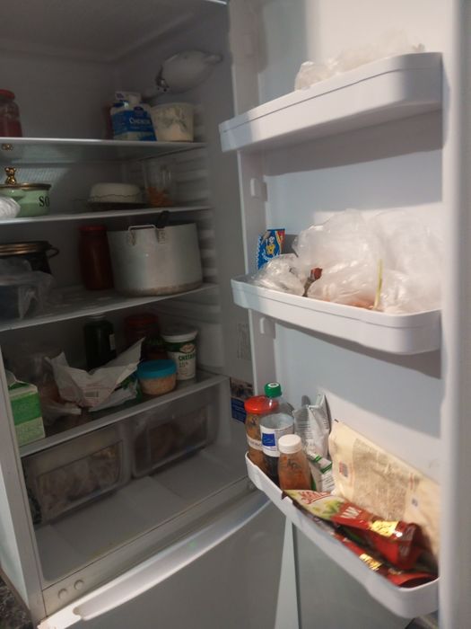 Холодильник Индезит.