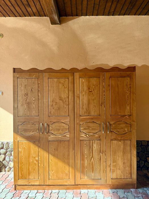 Vând dulap din lemn masiv