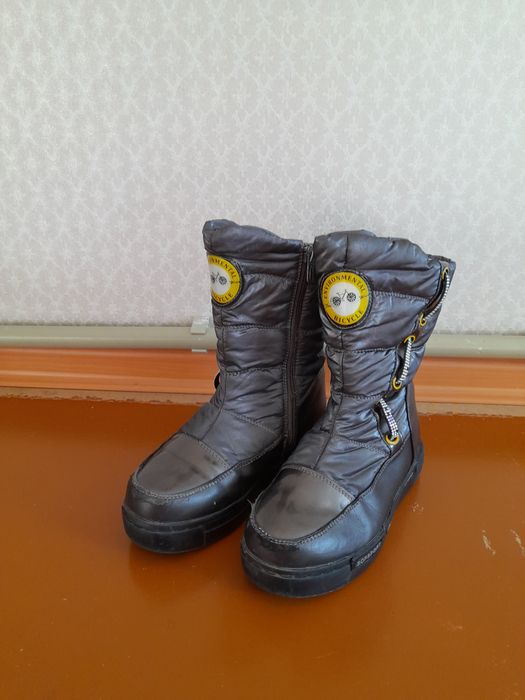 қыстық аяқ киімдер сатылады.