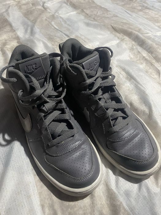 Adidasi nike high court