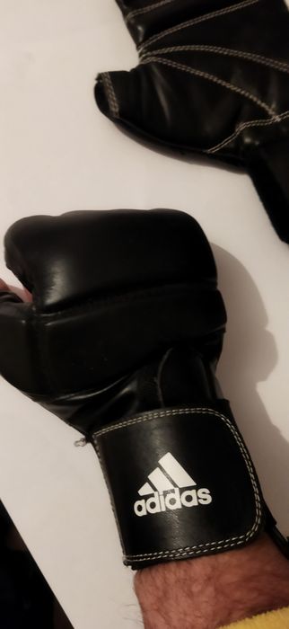 Manusi MMA Adidas in stare buna
