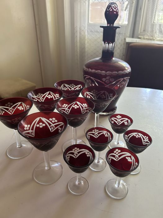 Serviciu din cristal rosu