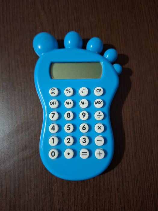 Calculator de birou in forma de picior - Gadget util si amuzant