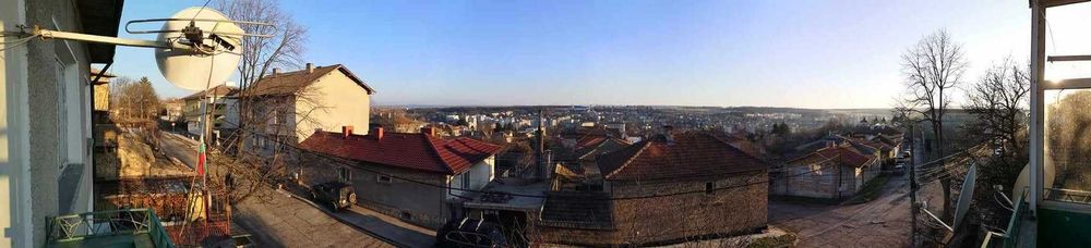 Продава се самостоятелно двуетажно жилище в масивна къща в гр. Попово