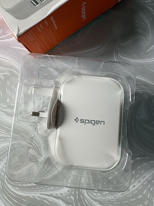 Адаптер Spigen с 4USB
