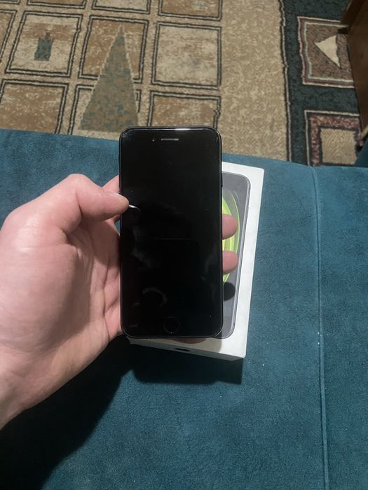 Продам iPhone SE 2020
