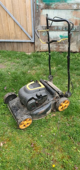 Masina de tuns iarba pe benzina, cu tractiune McCulloch. Motocoasa