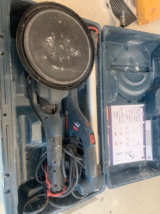 Închiriez girafă / masina  șlefuit pereți Bosch + Aspirator