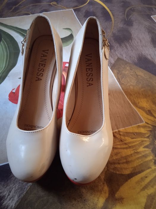 Qaymoq rangdagi tufli