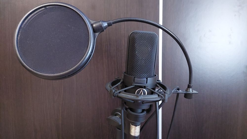 Microfon Audio-Technica AT4040 cu pop filter si stativ