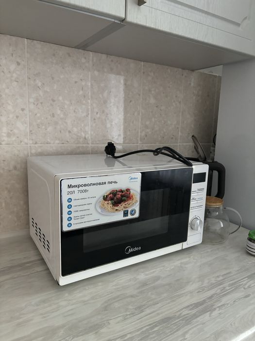Продам микроволновую печь Midea б/у