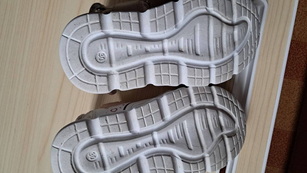 Продаются детские босоножки.