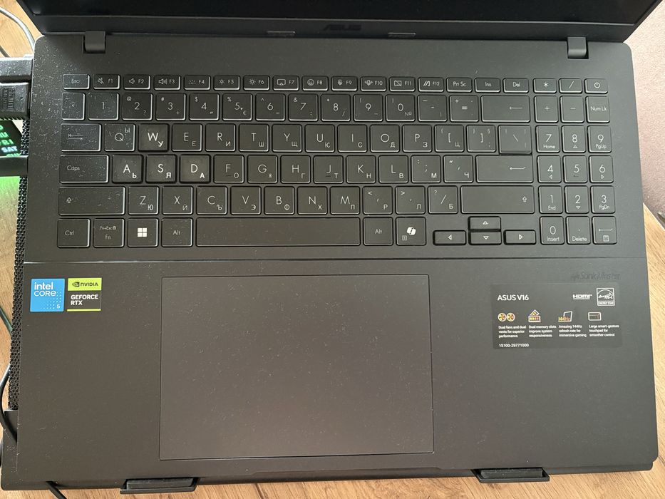 Геймърски лаптоп Asus V16