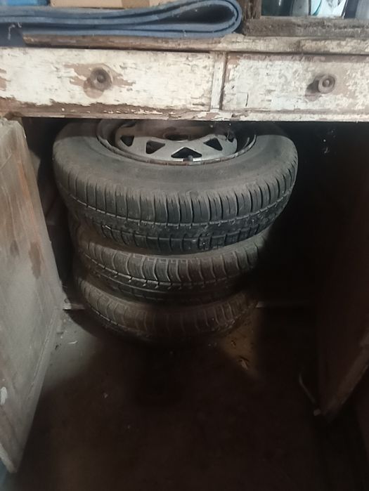 Продавам гуми с джанти 13"