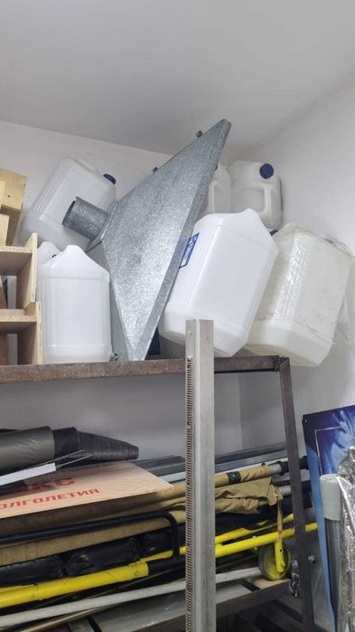 Пластиковая емкость.