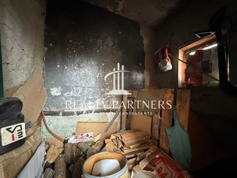 Продава Eтаж от къща - кв. Църква, гр. Перник