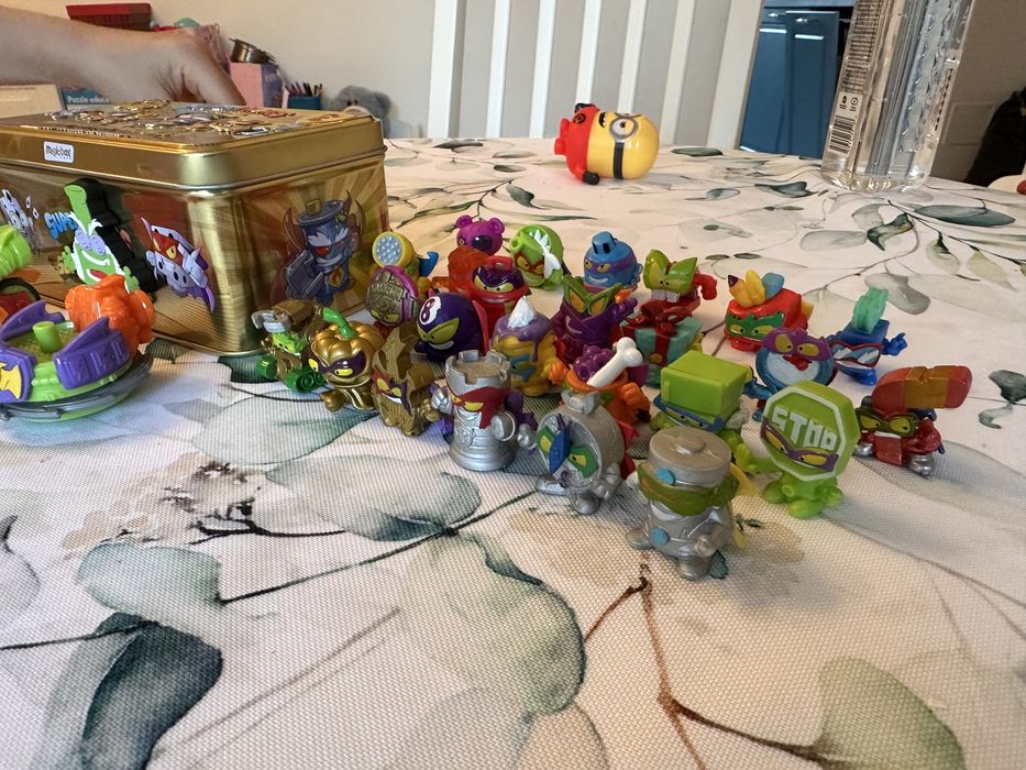 Figurine SuperThings – lot colectie + cutie metalica
